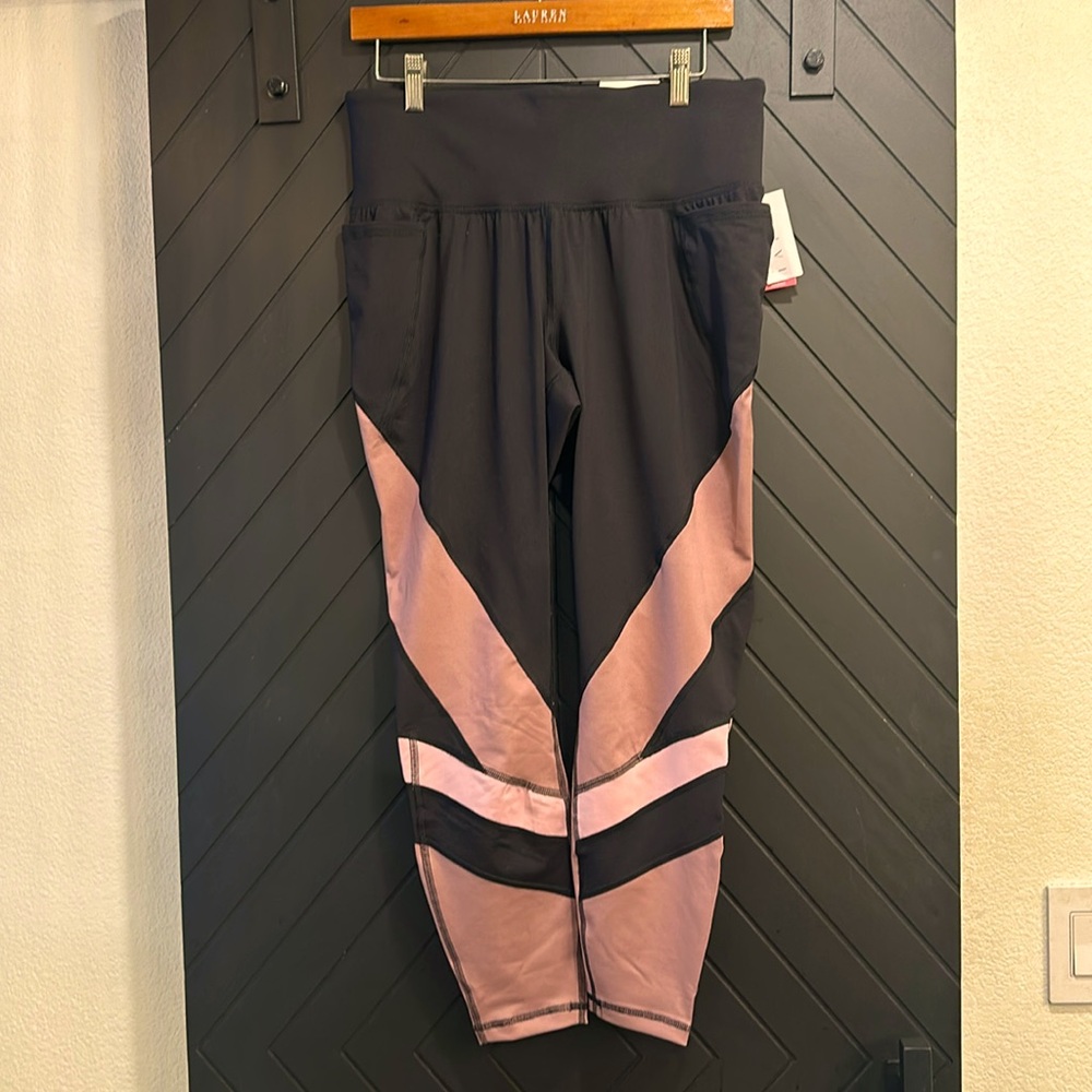 NWT Livi 7/8 leggings